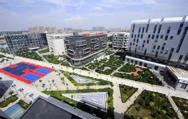 銀川經(jīng)開(kāi)區(qū)打造全新“雙創(chuàng)”生態(tài)圈銀川經(jīng)濟(jì)技術(shù)開(kāi)發(fā)區(qū)構(gòu)建公共服務(wù)平臺(tái)、空
