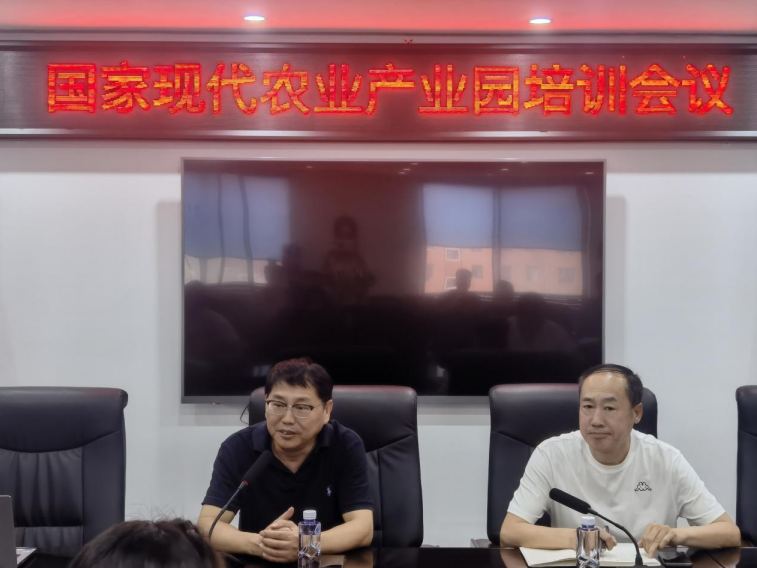 李文輝院長(zhǎng)受邀做專(zhuān)題培訓(xùn),為蓋州市國(guó)家現(xiàn)代農(nóng)業(yè)產(chǎn)業(yè)園建設(shè)把脈定向
